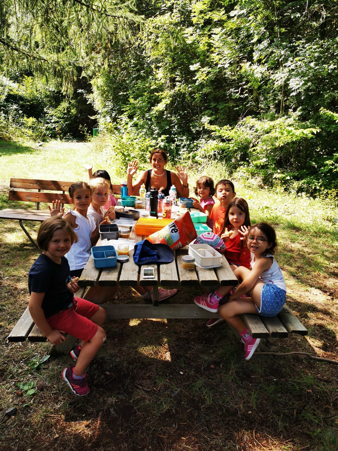 Pique-nique en forêt avec les enfants lors d'une activité Kids Trip