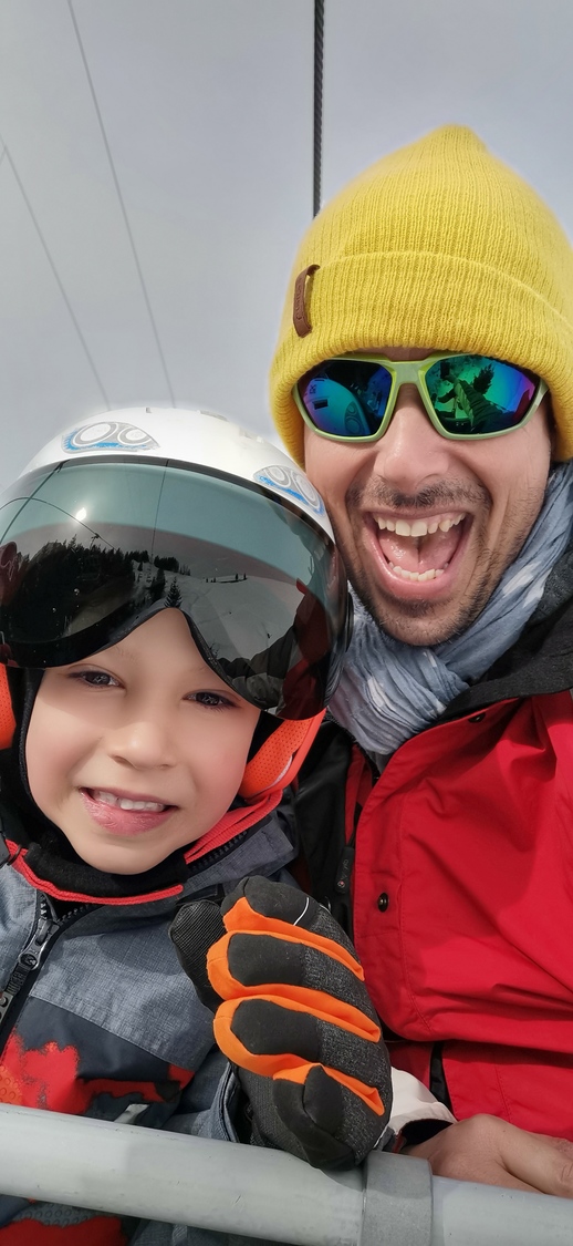 Parent et enfant souriants pendant une journée de ski Kids Trip